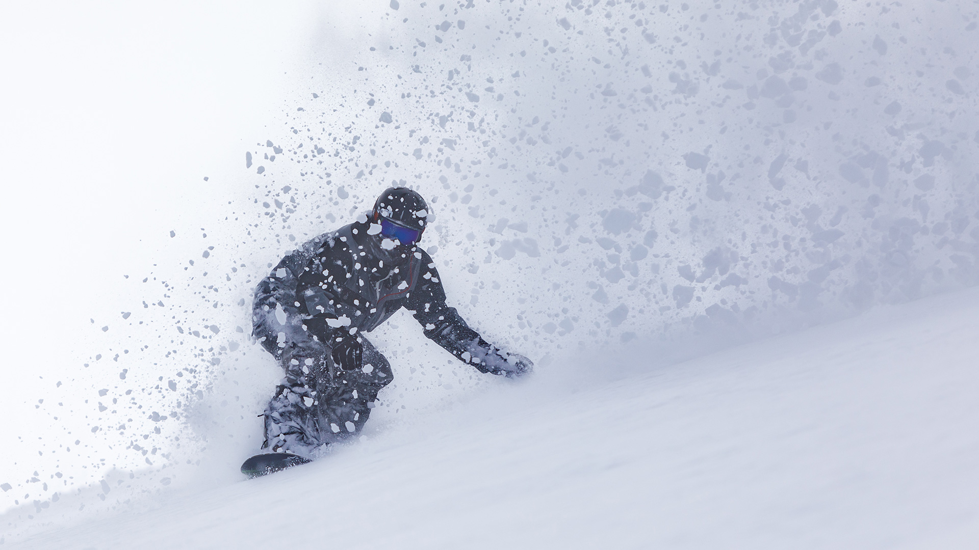 Ein Snowboarder im Pulverschnee